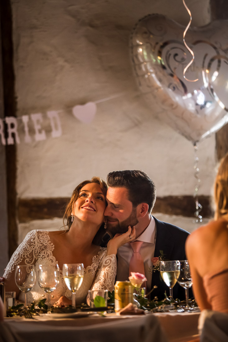 Brudpar tillsammans med sina gäster, fångat i ett kärleksfullt ögonblick