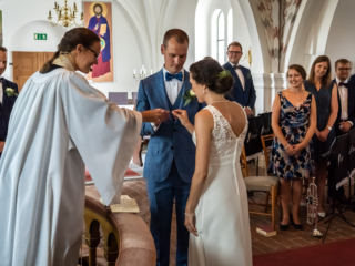 Br&ouml;llopsfotograf sk&aring;ne, br&ouml;llop ceremoni p&aring; h&auml;llestads kyrka