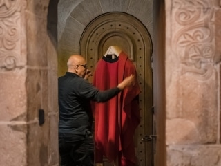 F&ouml;rberedelser med r&ouml;d m&auml;sshake under romansk valvb&aring;ge i Lunds domkyrka &ndash; br&ouml;llopsfotograf Lund