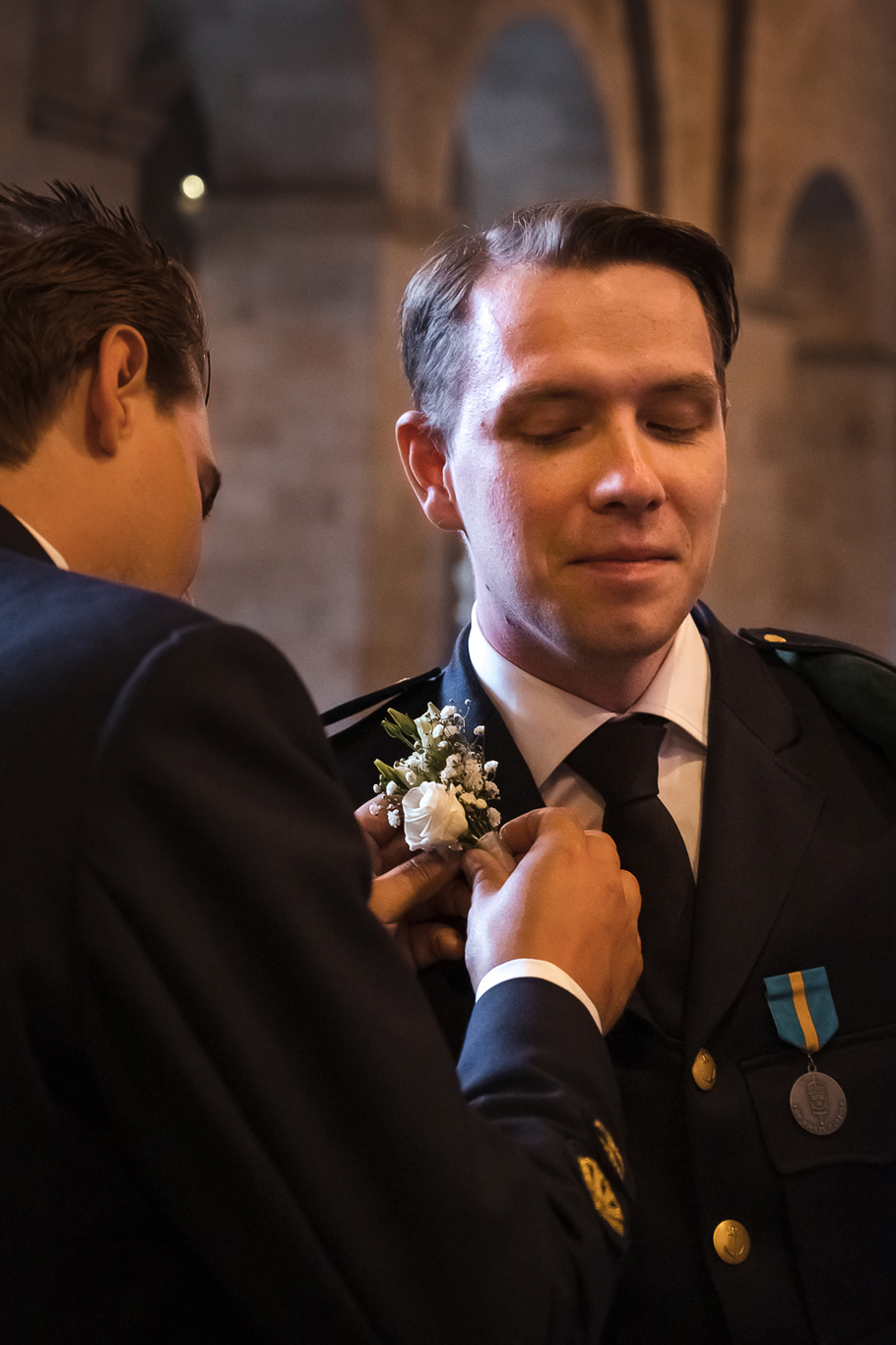 Bestmen fixes grooms boutonniere