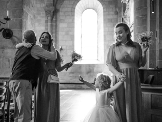 Brudt&auml;rnor och dansande brudn&auml;bb i motljus i Lunds domkyrka &ndash; br&ouml;llopsfotograf Lund
