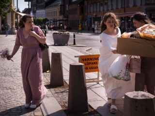 Bruden och brudt&auml;rna promenerar genom Lunds gator f&ouml;re vigseln &ndash; br&ouml;llopsfotograf Lund
