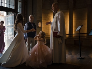 Brudgummen s&auml;tter ringen p&aring; bruden vid altaret i domkyrkan &ndash; br&ouml;llopsfotograf Lund
