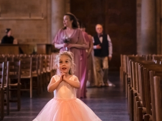 Brudn&auml;bb i rosa tyllkl&auml;nning i mittg&aring;ngen i Lunds domkyrka &ndash; br&ouml;llopsfotograf Lund