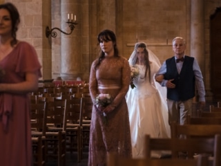 Bruden skriver under vigselboken vid altaret i domkyrkan &ndash; br&ouml;llopsfotograf Lund