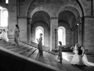 Brudparet skrattar i regnet av rosenblad utanf&ouml;r domkyrkan &ndash; br&ouml;llopsfotograf Lund