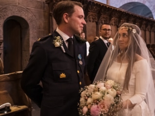 Brudt&auml;rna kramar bruden i motljus med sl&ouml;jan sv&auml;vande &ndash; br&ouml;llopsfotograf Lund