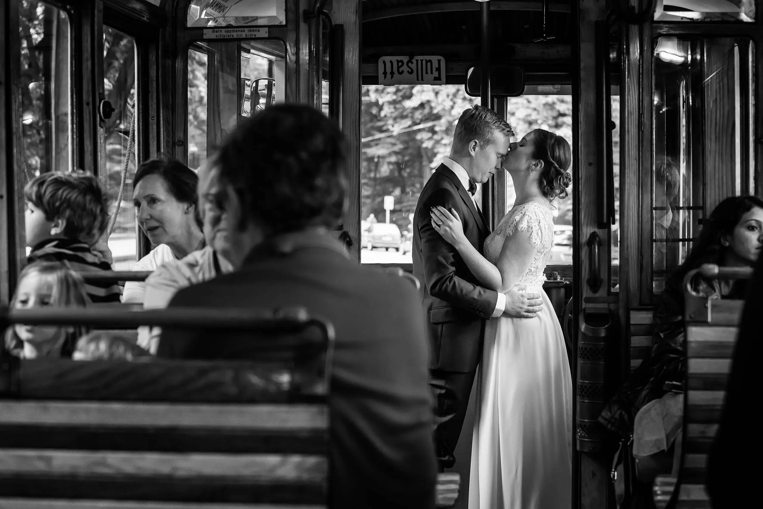 Bröllopsfotograf Malmö dokumenterar ett bröllop i gammaldags spårvagn – en ögonblicksbild full av känsla