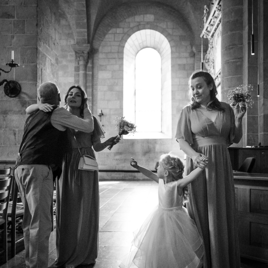 Dokumentär bröllopsfotograf Lund – barn som sträcker sig efter blommor i kyrkan