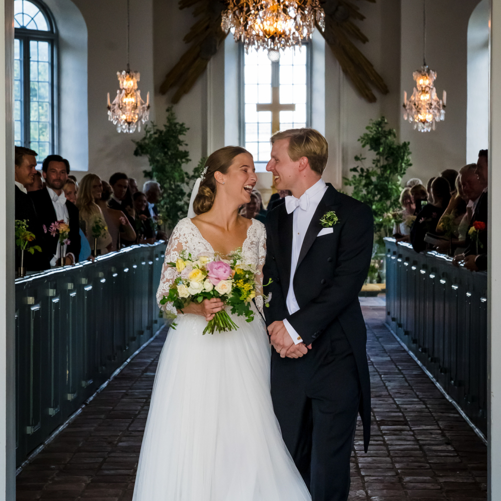 Fotograf för bröllop Lund – glädje efter vigsel i kyrkan