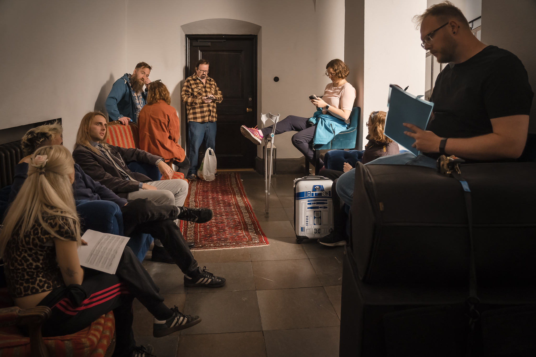 Gästerna samlas på Hypoteket Bröllopsgäster samlas i hallen på Hypoteket i Lund – bröllopsfotograf Lund