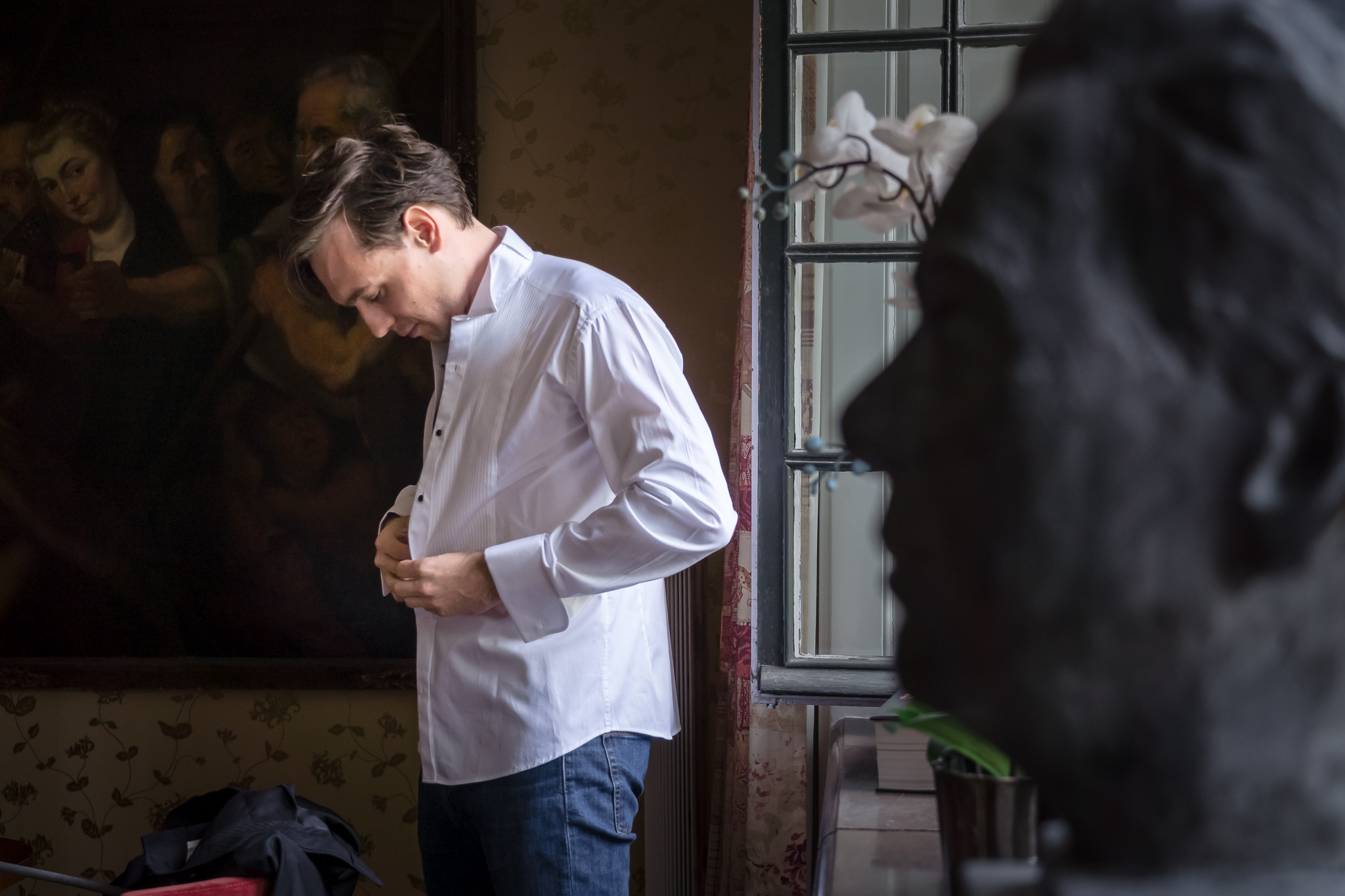 Brudgummen gör sig redo Brudgummen Max förbereder sig inför bröllopet på Hypoteket – bröllopsfotograf Lund