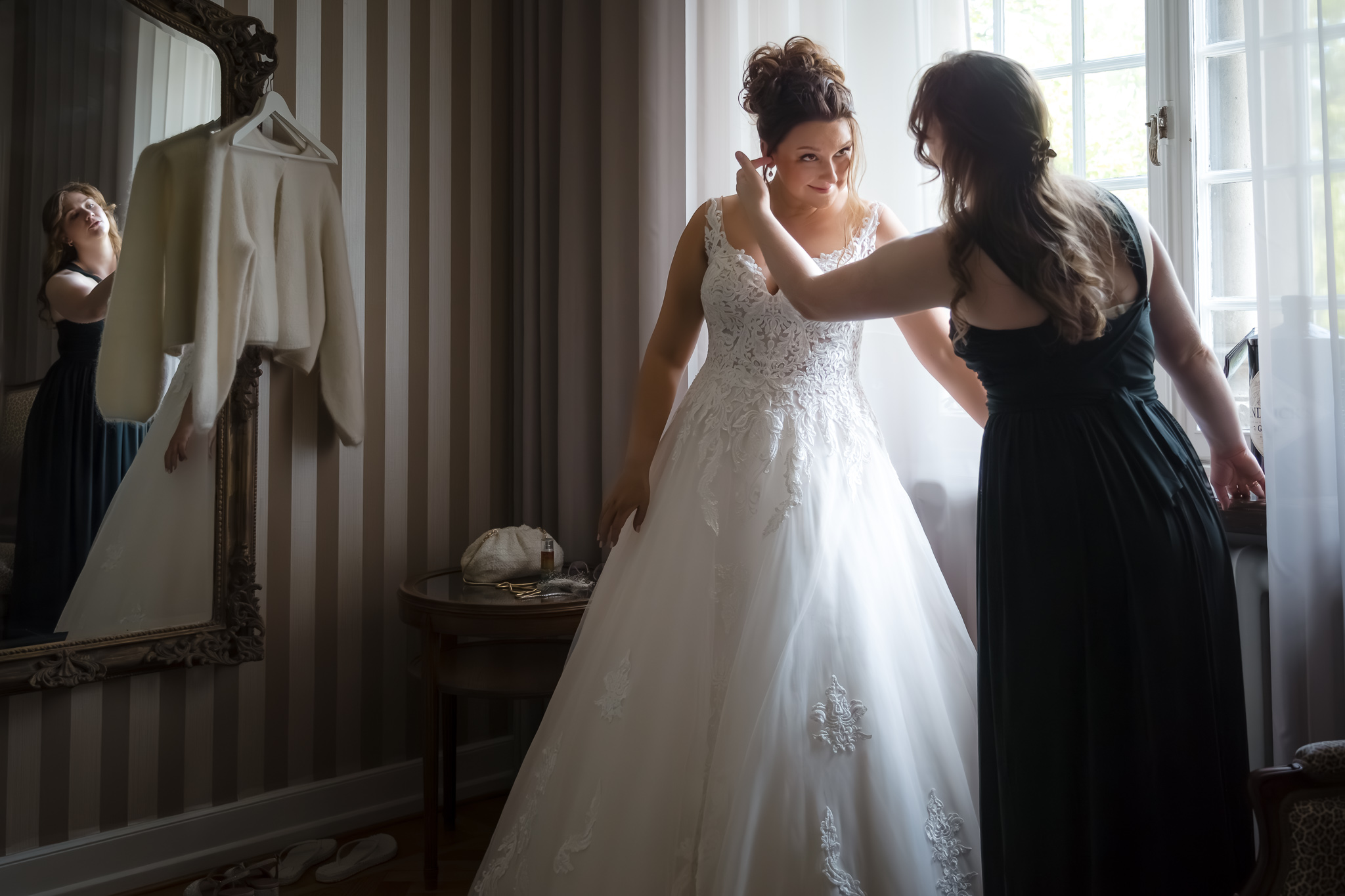 Bruden kläs på Bruden Amanda kläs på inför bröllopet på Hypoteket i Lund – bröllopsfotograf Lund