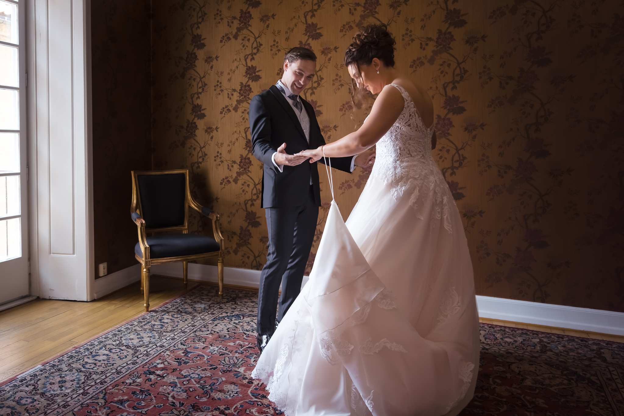 Ett ögonblick tillsammans Brudpar tillsammans efter first look på Hypoteket – bröllopsfotograf Skåne