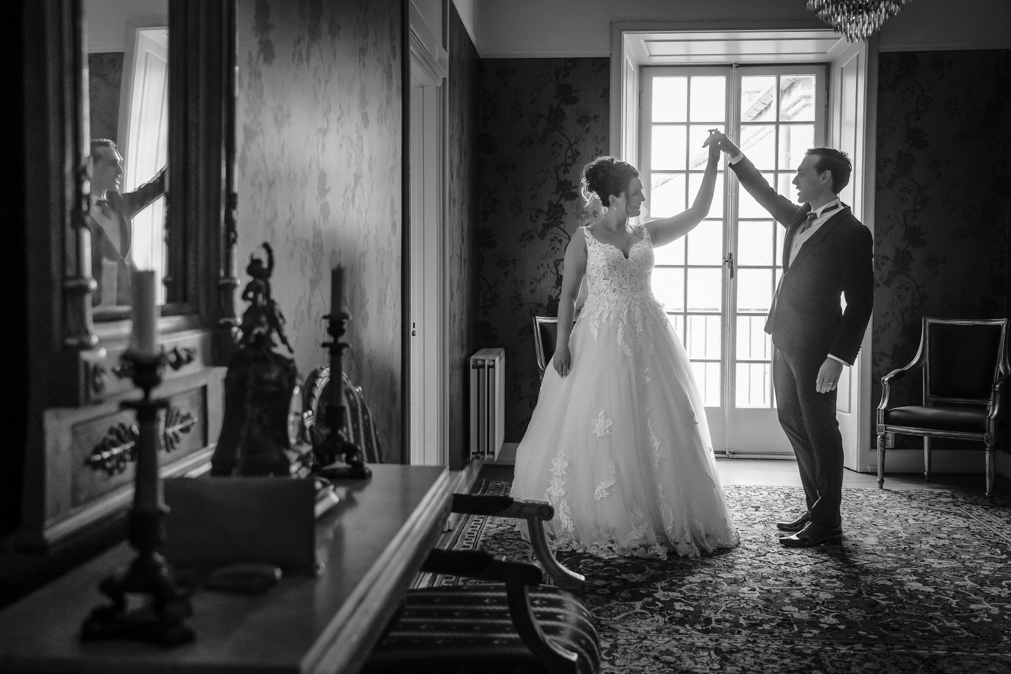 Dans i motljus Brudpar snurrar i motljus på Hypoteket, svartvitt – bröllopsfotograf Lund