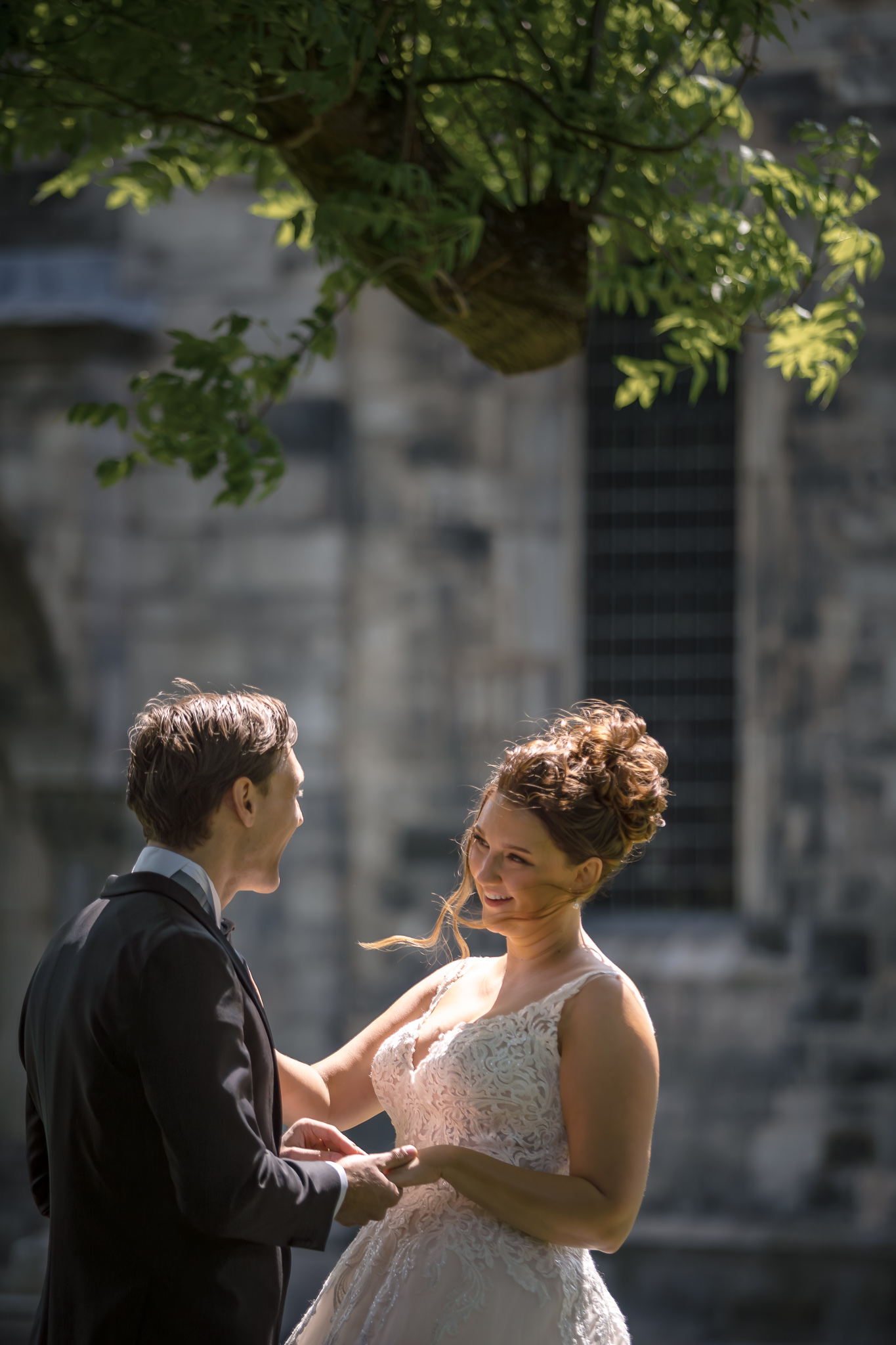 Skratt i vårsolen Brudpar skrattar i solen vid Lunds domkyrka – bröllopsfotograf Skåne, Lund
