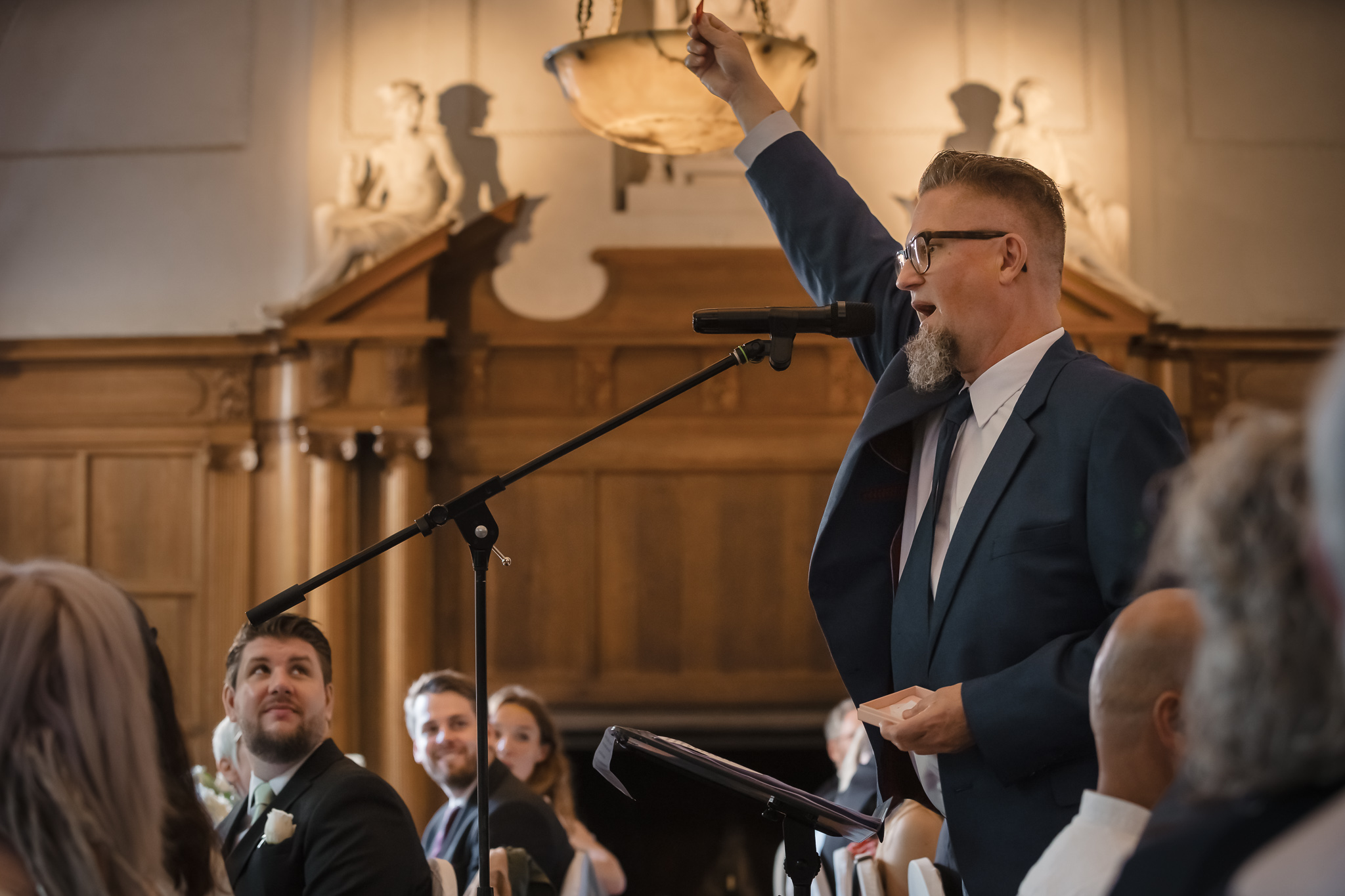 Tal till paret Gäst håller tal under bröllopsmiddagen på Hypoteket – bröllopsfotograf Skåne