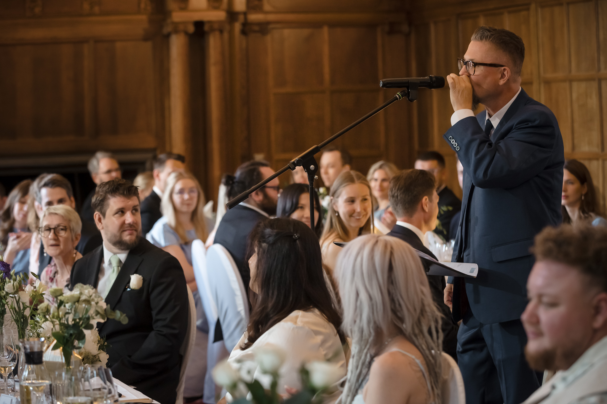 Ord från hjärtat Gäst håller tal vid bröllopsmiddagen – bröllopsfotograf Lund