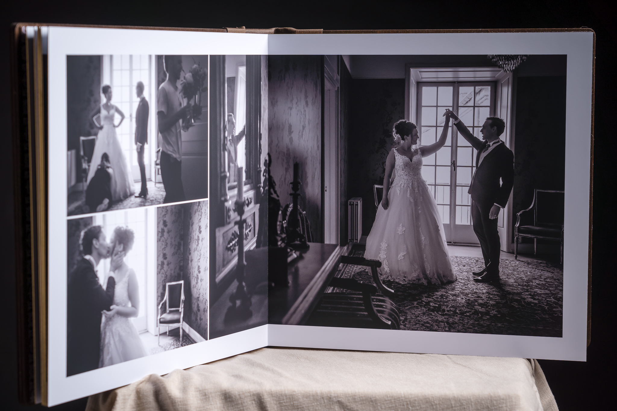Uppslag ur albumet Uppslag i bröllopsalbumet med bilder från Hypoteket – bröllopsfotograf Lund