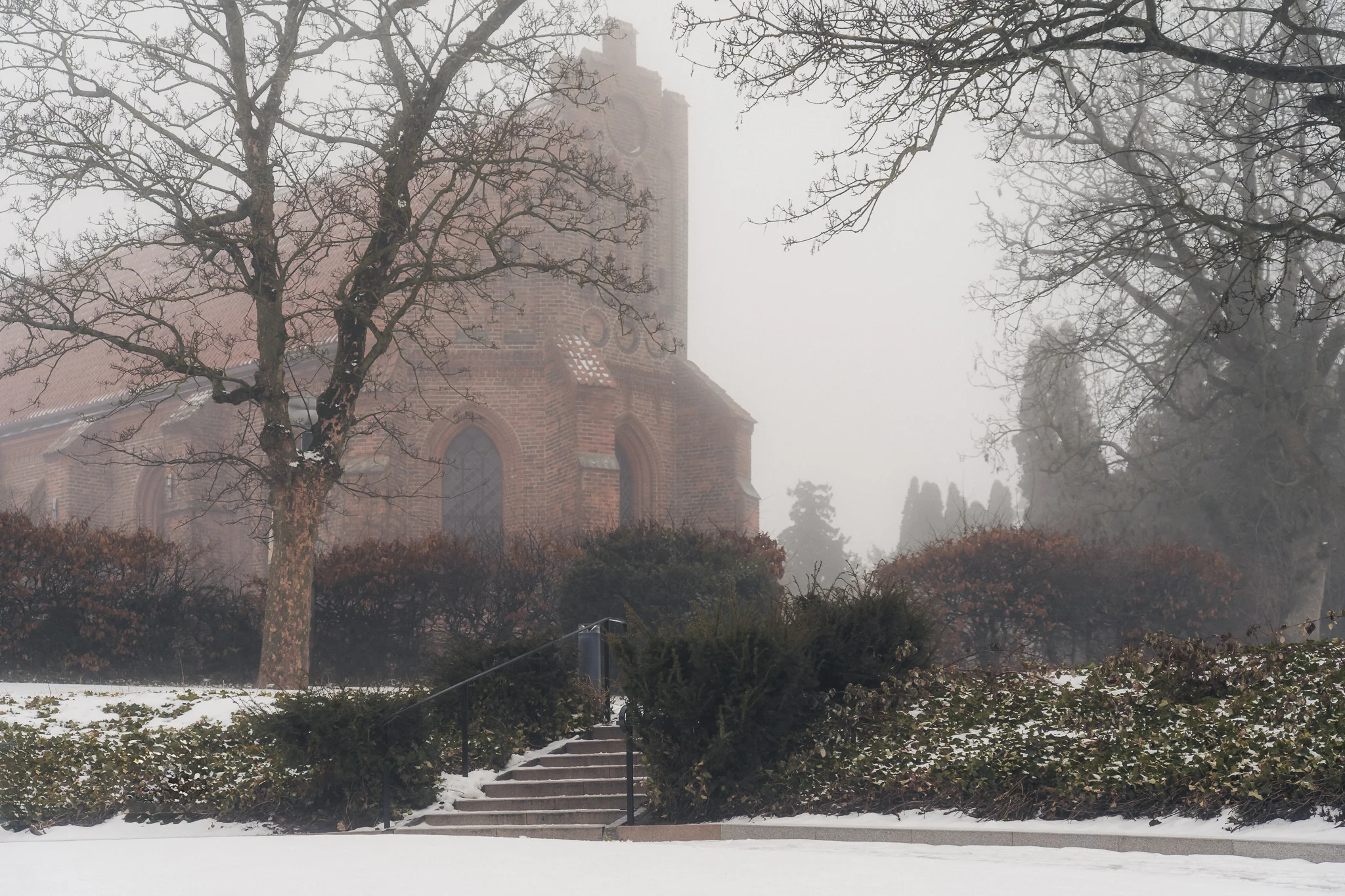 Klosterkyrkan i dimma Klosterkyrkan i Lund i snö och dimma en vinterdag – bröllopsfotograf Lund