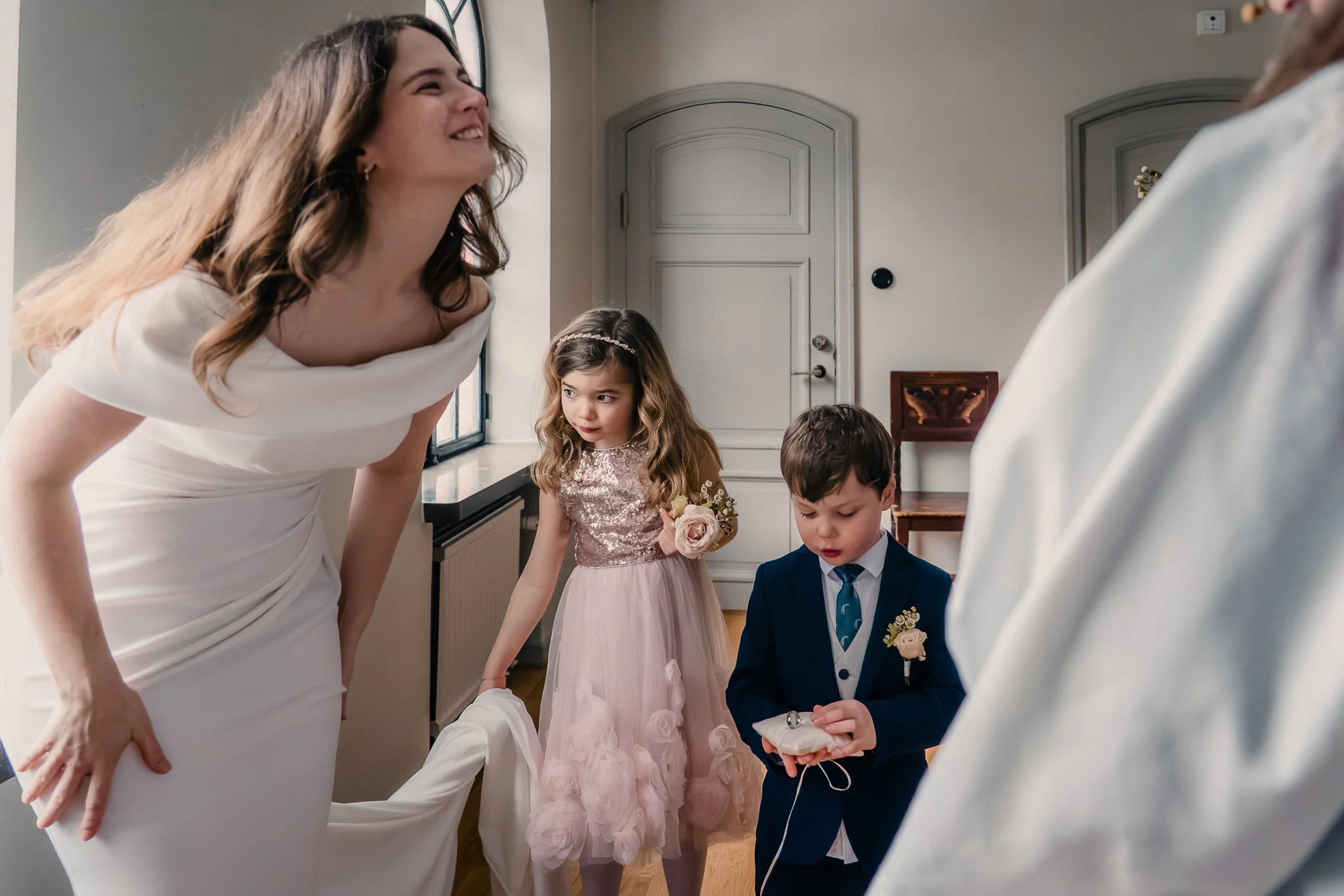 Bruden med barnen före vigseln Bruden med blomsterflicka och ringbärare före ceremonin i Lund – bröllopsfotograf Lund