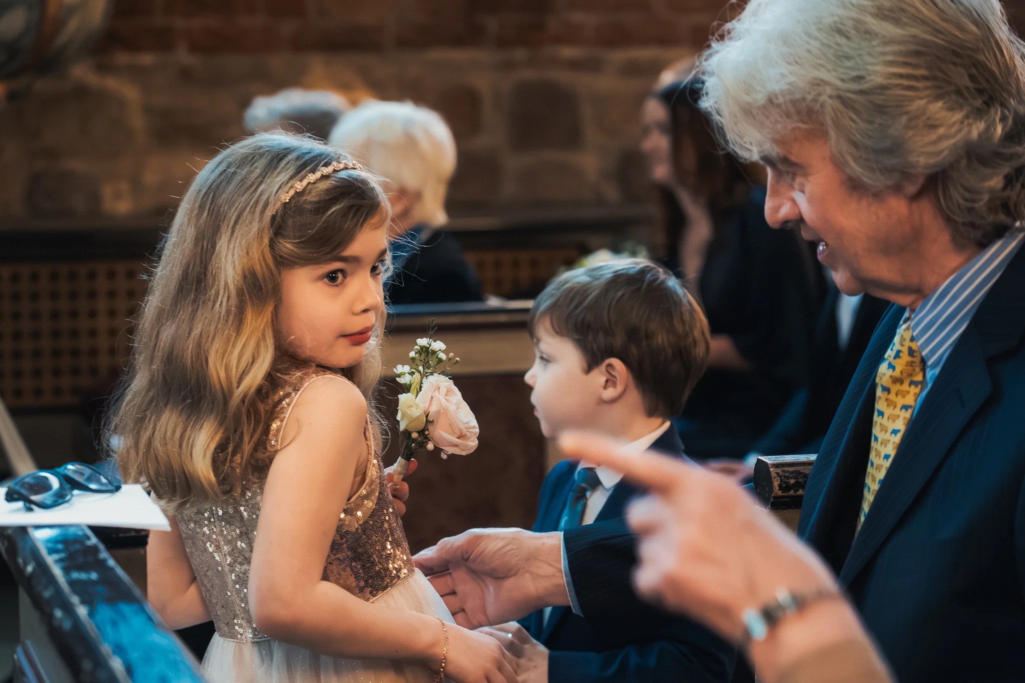 Blomsterflickan med sin ros Blomsterflicka med ros under vigseln i Klosterkyrkan i Lund – bröllopsfotograf Lund