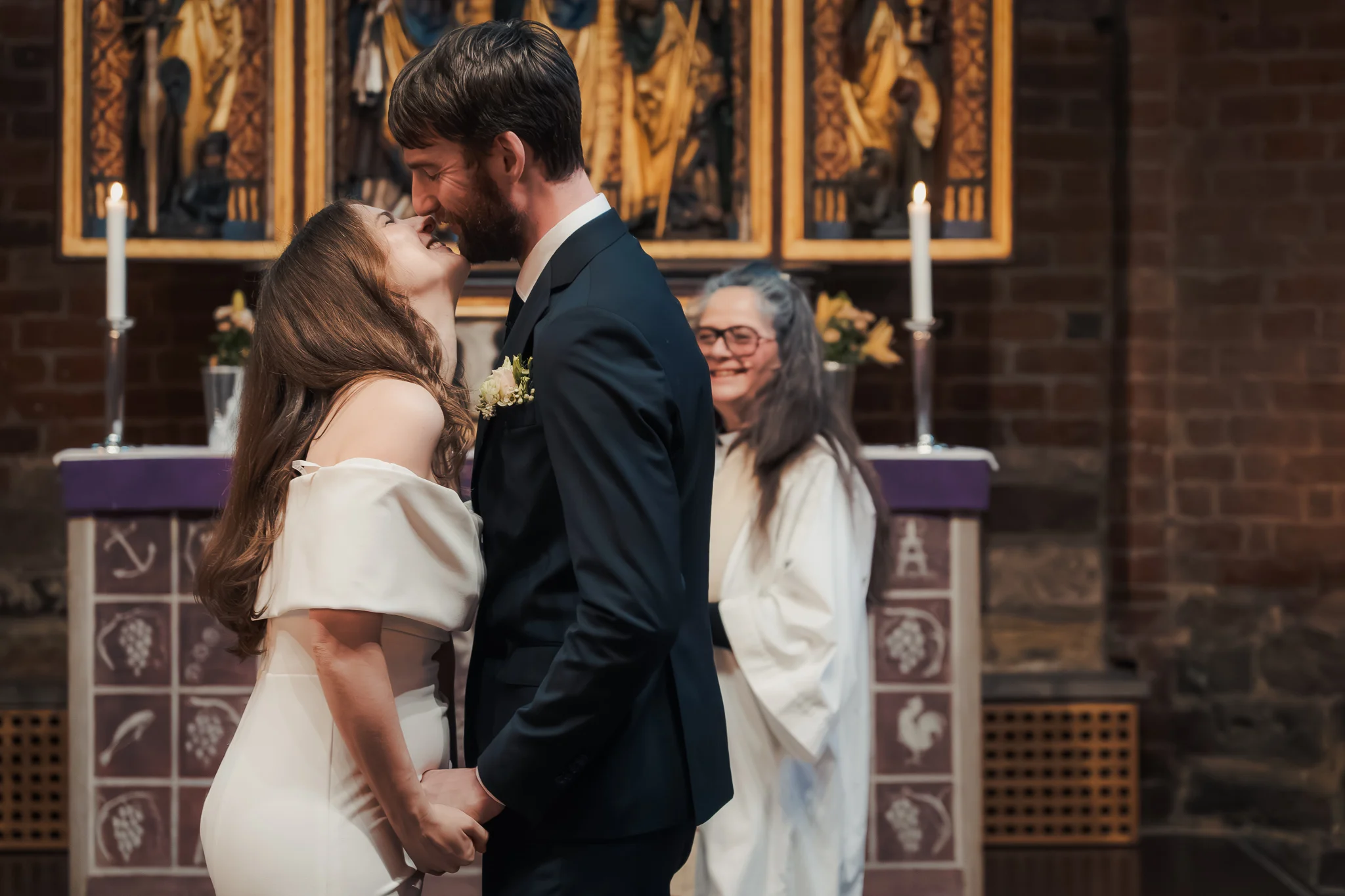 Ögonblicket före kyssen Bruden och brudgummen strax före kyssen vid altaret i Klosterkyrkan i Lund – bröllopsfotograf Lund
