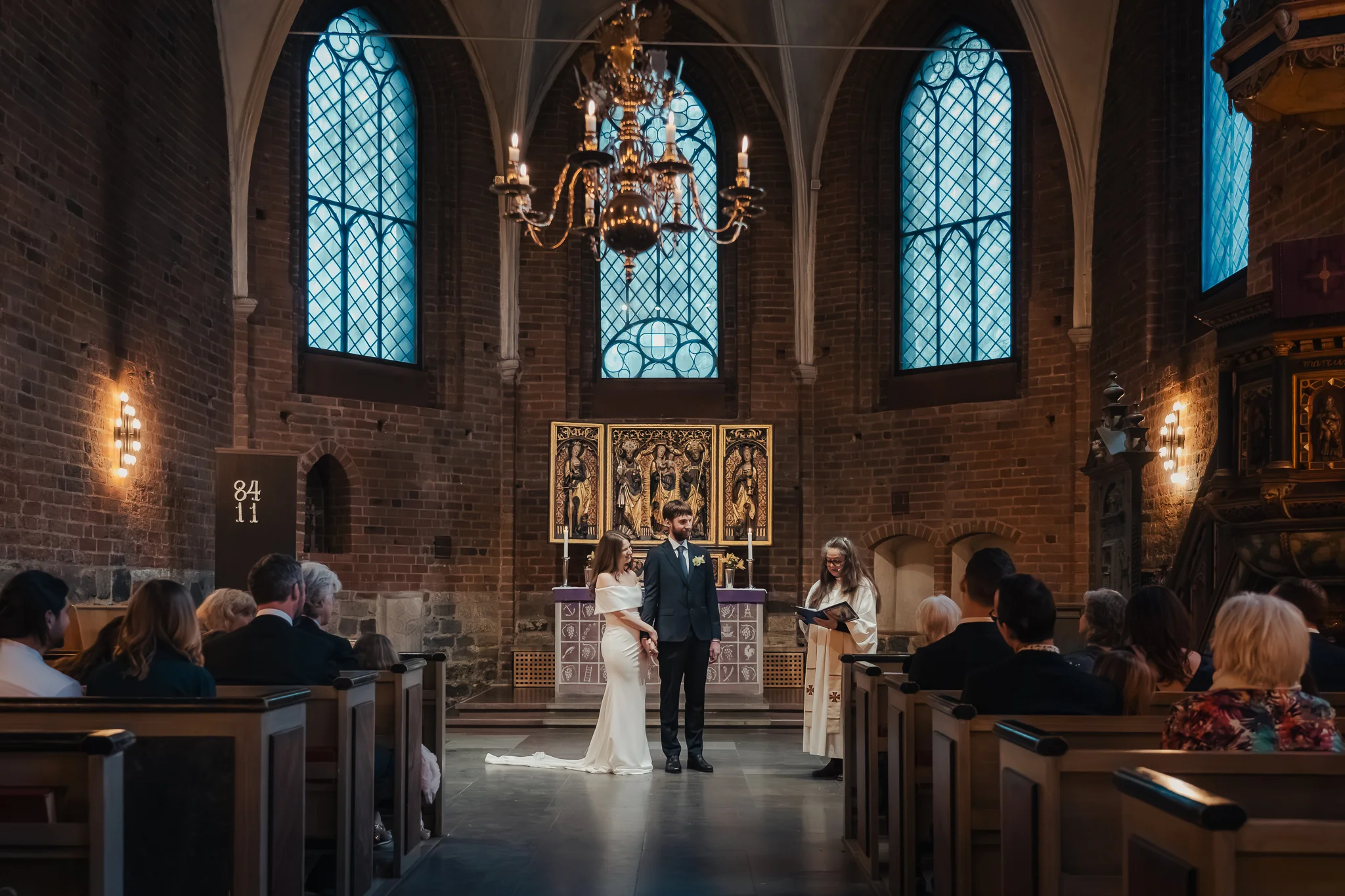 Kyrkorummet Vigsel i Klosterkyrkan i Lund sedd genom hela kyrkorummet – bröllopsfotograf Lund