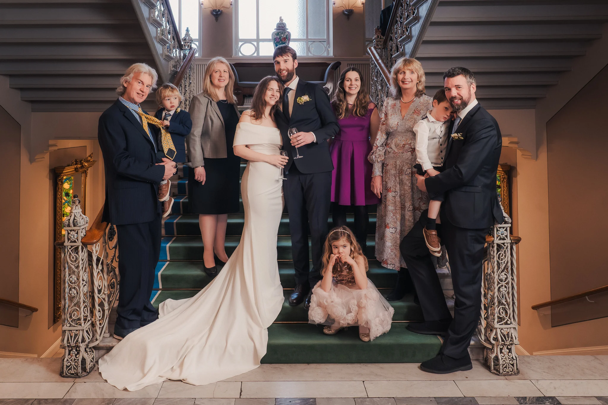 Familjeporträtt i trappan Familjeporträtt i Grand Hotels trappa i Lund efter bröllopet – bröllopsfotograf Lund