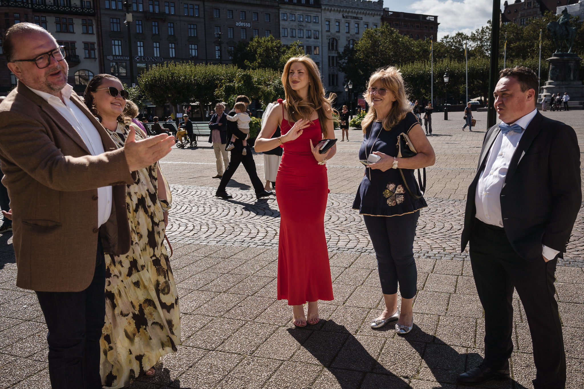 Gästerna på torget utanför Malmö Rådhus Bröllopsgäster samlade på torget utanför Malmö Rådhus i solsken – bröllopsfotograf Malmö